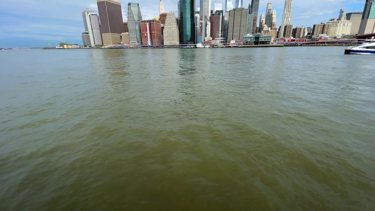 曼哈顿下城的景色。在布鲁克林大桥公园拍摄的视频素材