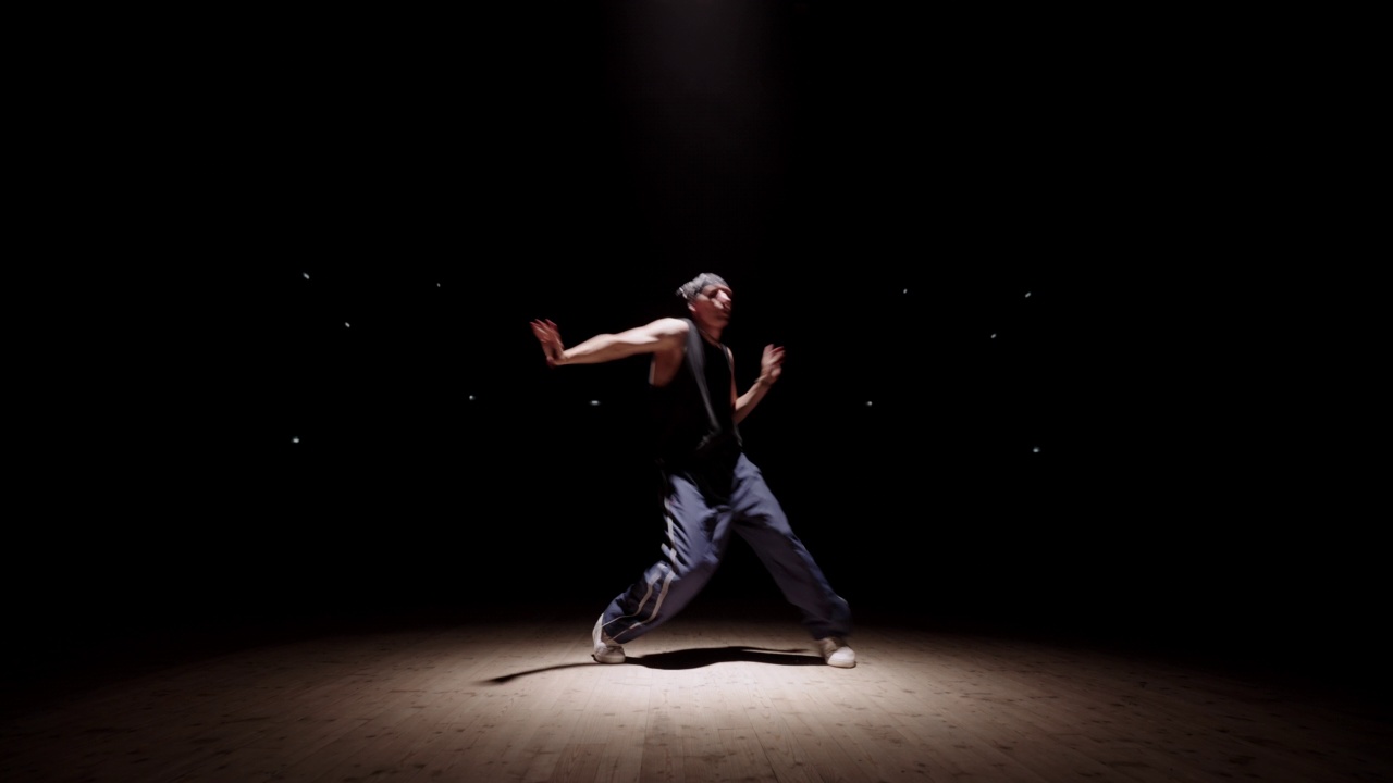 自由式舞者少年在聚光灯下积极地移动和表演现代舞蹈视频下载