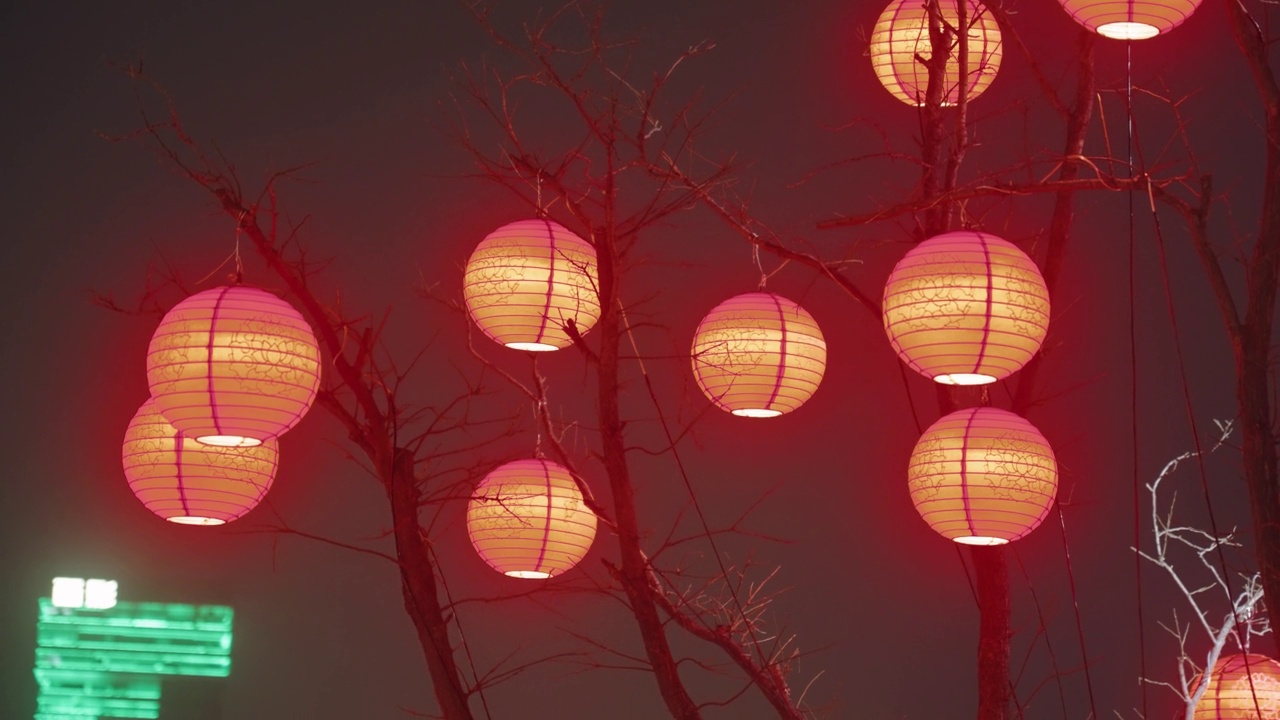 传统的大红灯笼挂在中国春节期间视频素材