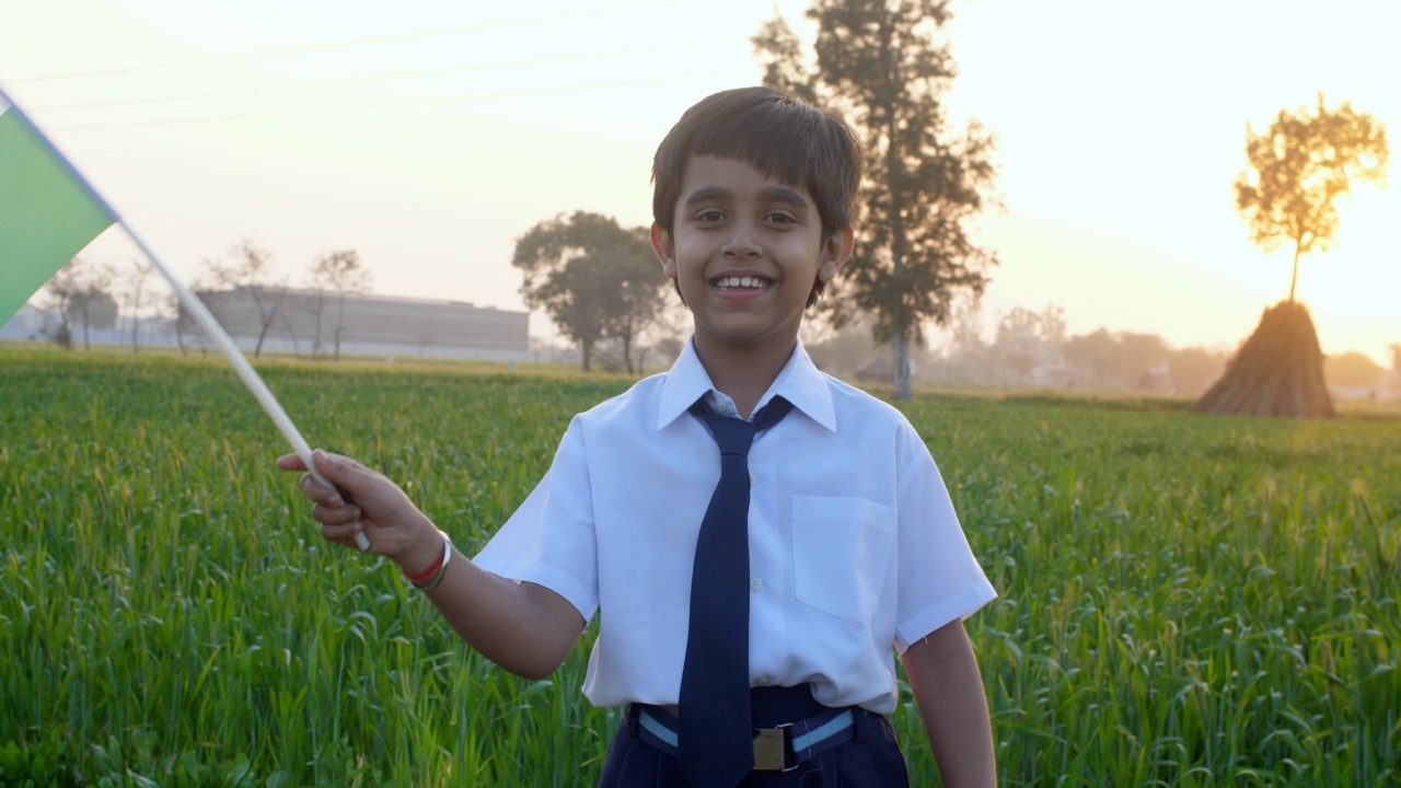 一个穿着校服的孩子挥舞着印度国旗——独立日/共和国日视频素材