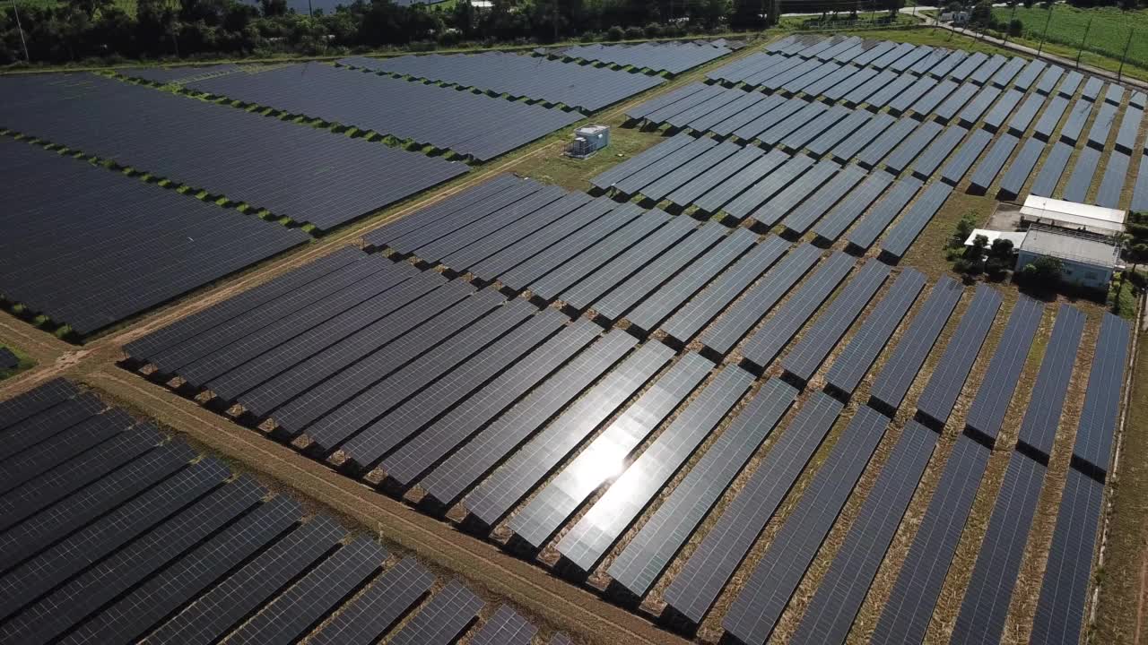 鸟瞰图太阳能电池板农场与阳光，可再生和替代能源的概念，未来的技术。视频素材