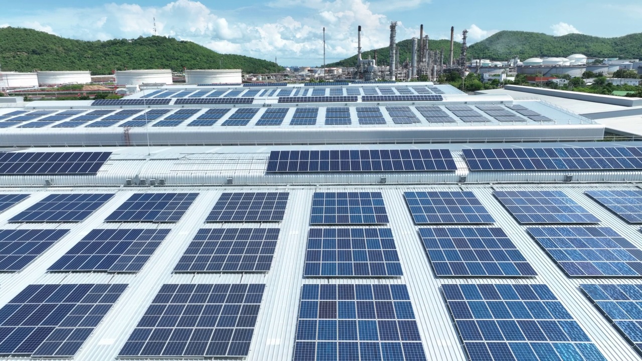 仓库工厂太阳能电池俯视图。太阳能光伏板系统电源或工业建筑屋顶太阳能电池，生产绿色生态电力。生产可再生能源。视频下载