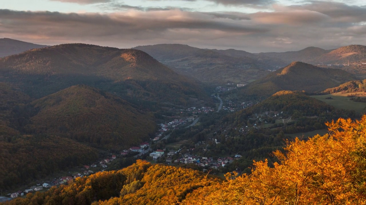 山与秋天的森林景观-从山顶美丽的全景，时间流逝视频素材
