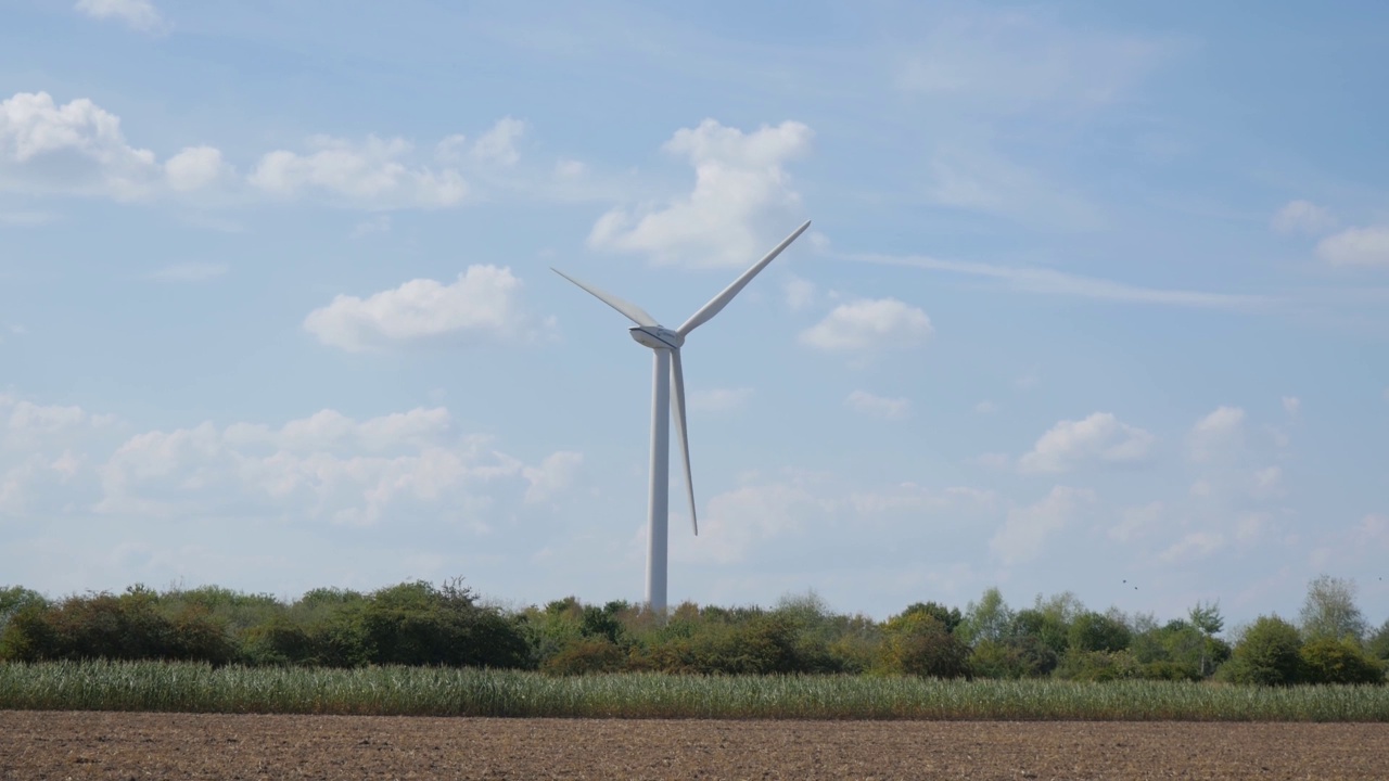 轧机。风车。风力发电机。风力发电厂生产绿色能源视频素材