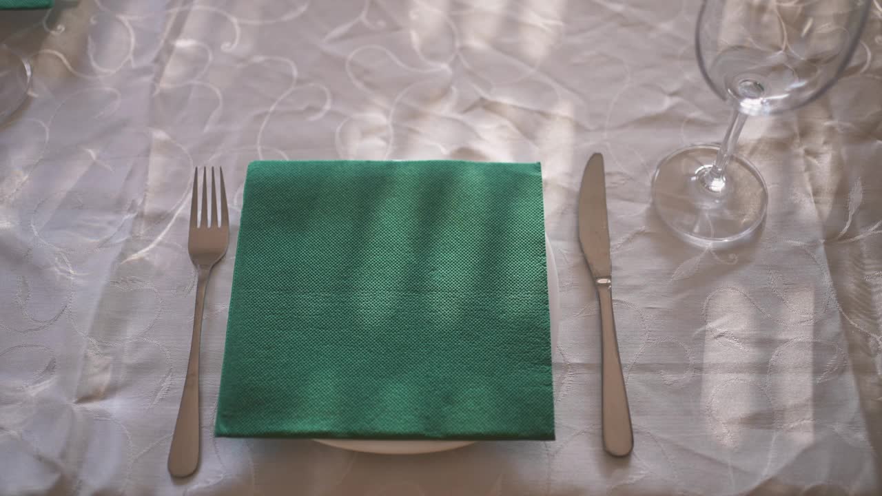 餐桌与白色餐具和绿色餐巾的特写视图视频下载