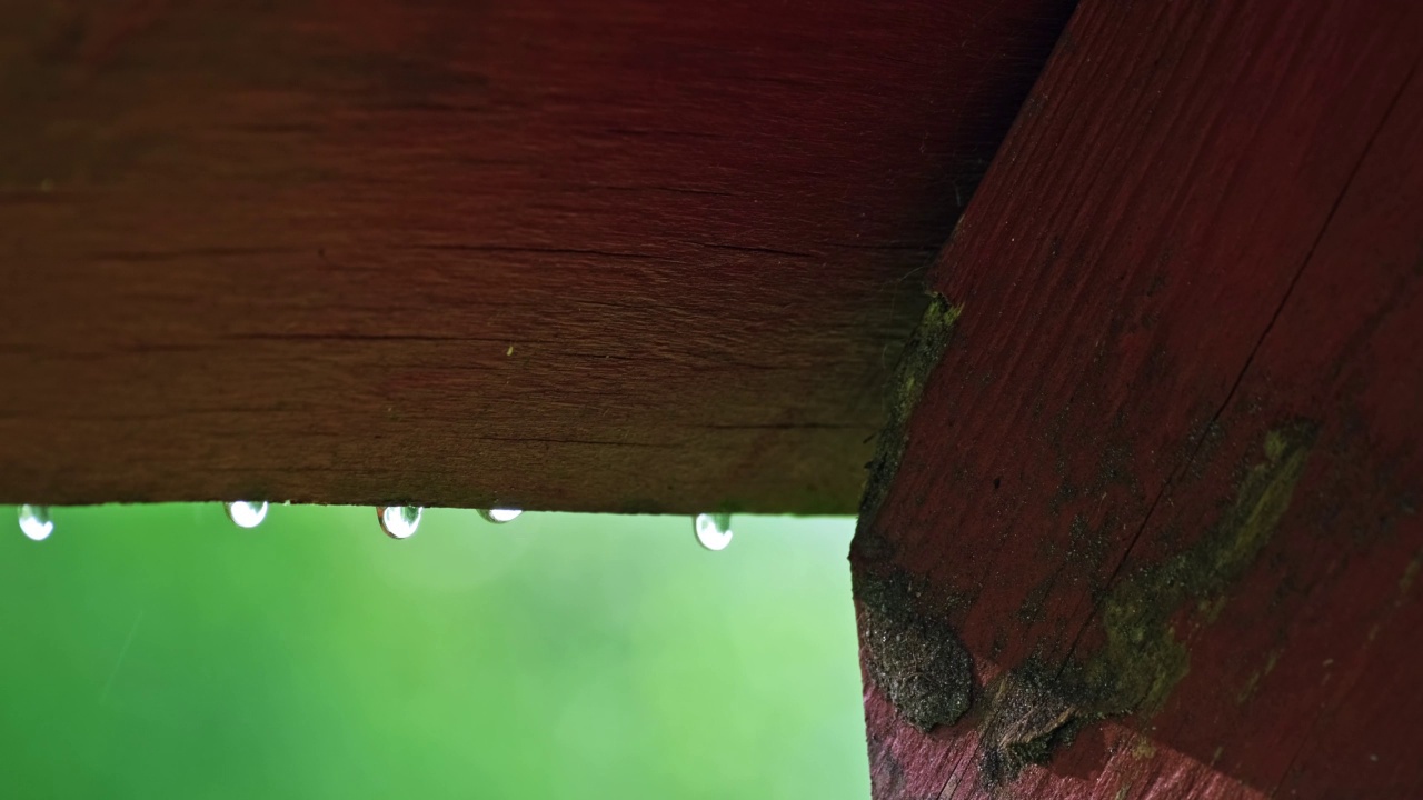 雨水从木屋顶边缘滴下视频素材