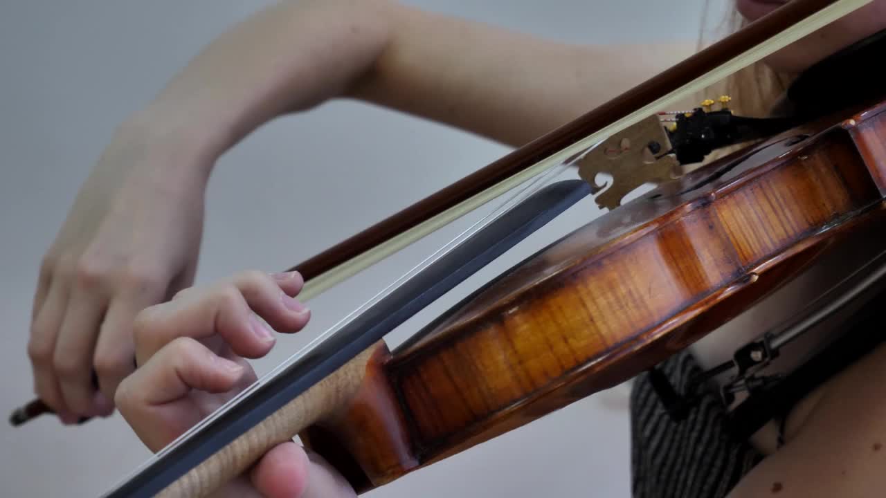 小提琴手在演奏视频素材