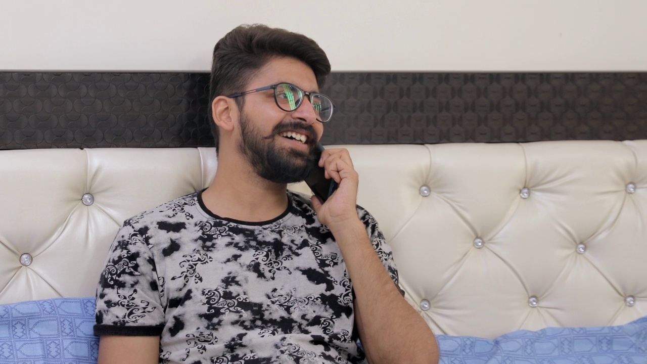 一名快乐的印度男子在智能手机上收到一条好消息的肖像视频素材