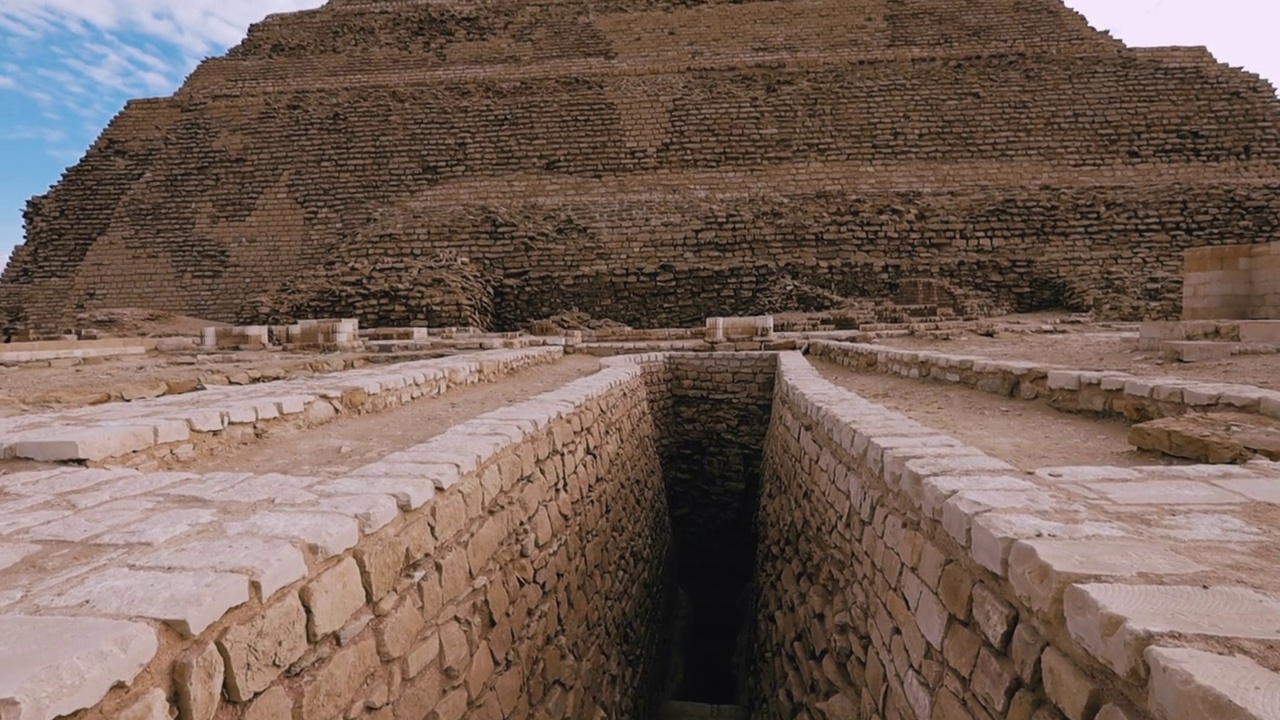 埃及萨卡拉的乔瑟金字塔视频素材