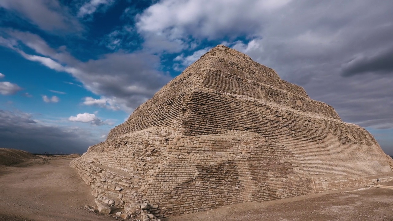 埃及萨卡拉的乔瑟金字塔视频素材