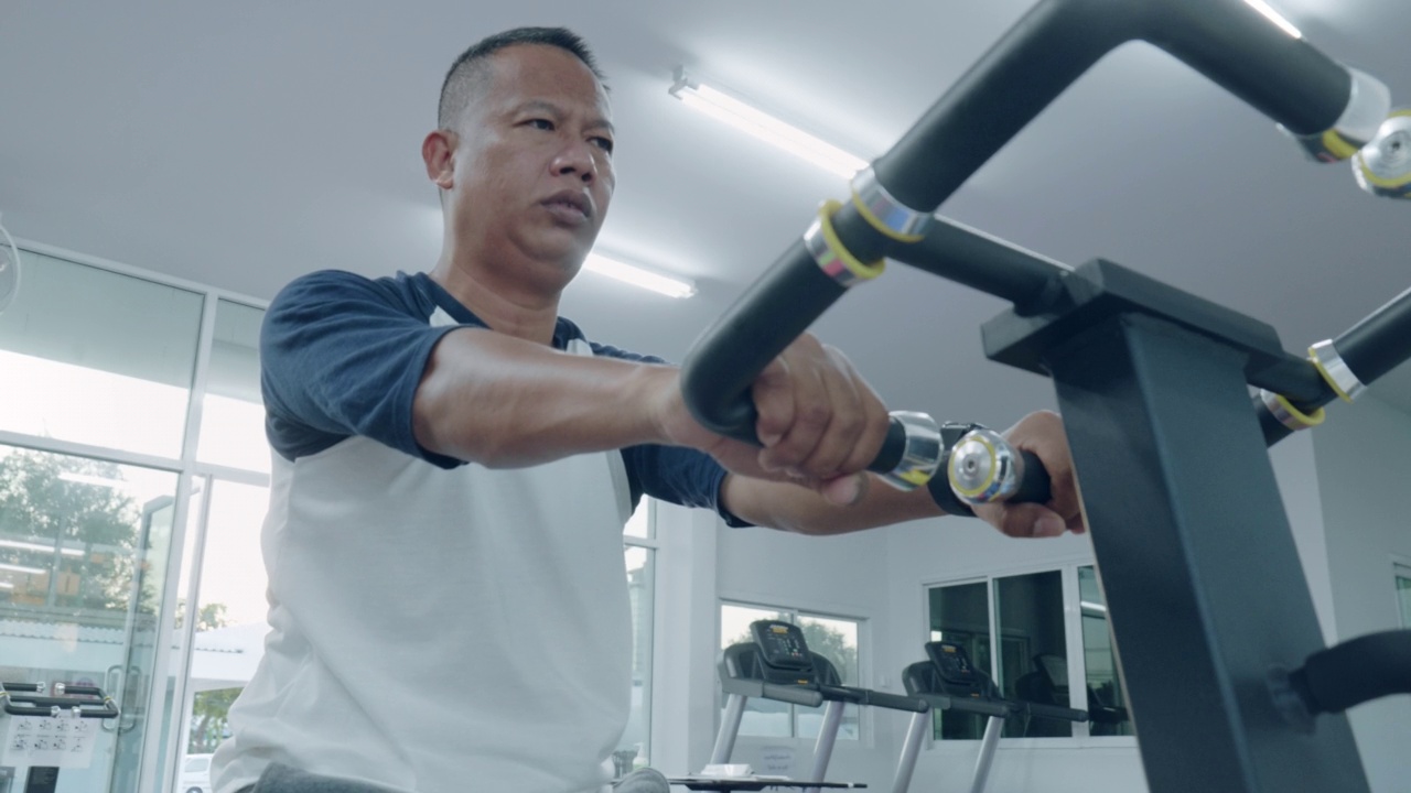帅哥在健身房的现代积木练习者上训练身体视频下载