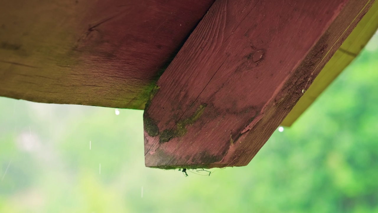 雨水从木屋顶边缘滴下视频素材