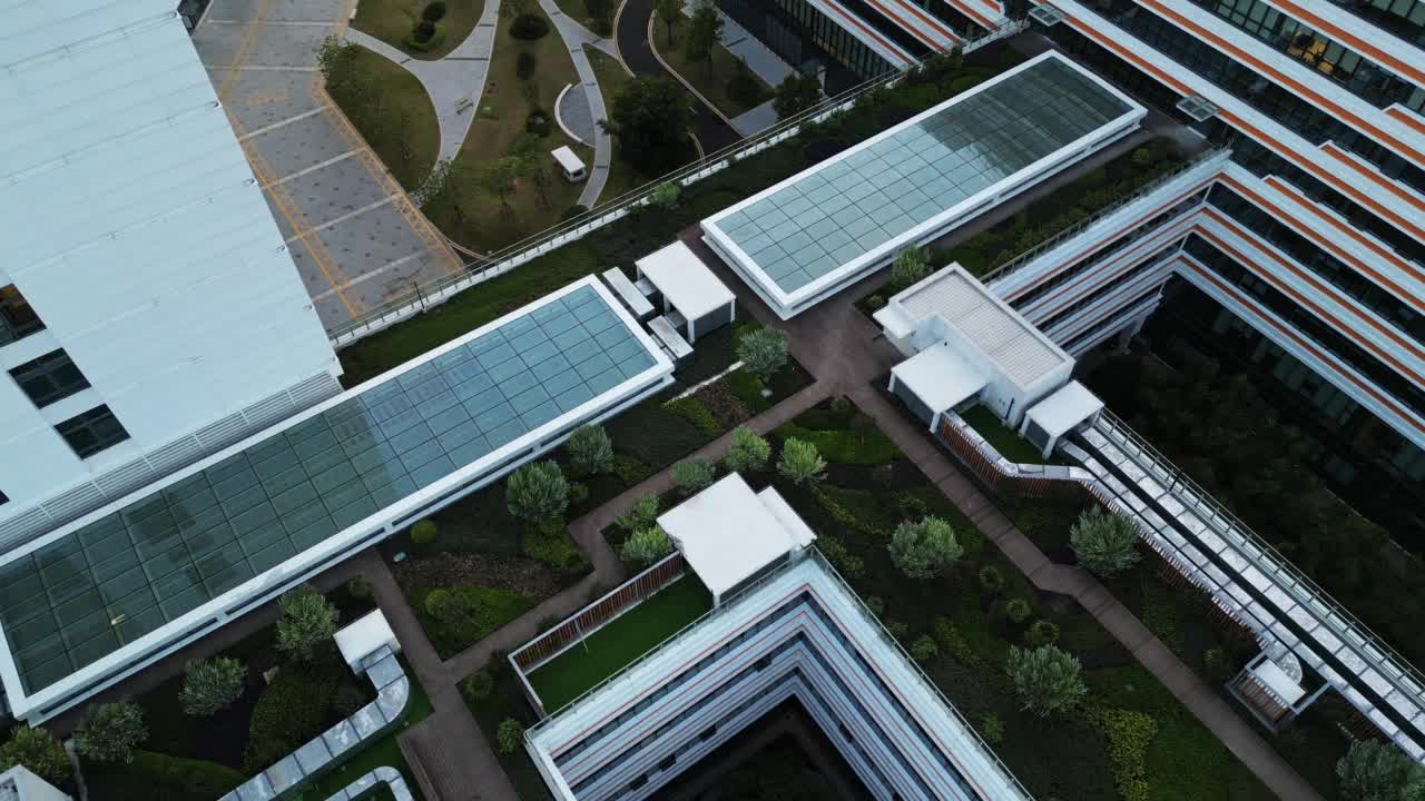屋顶太阳能电池板的鸟瞰图视频下载