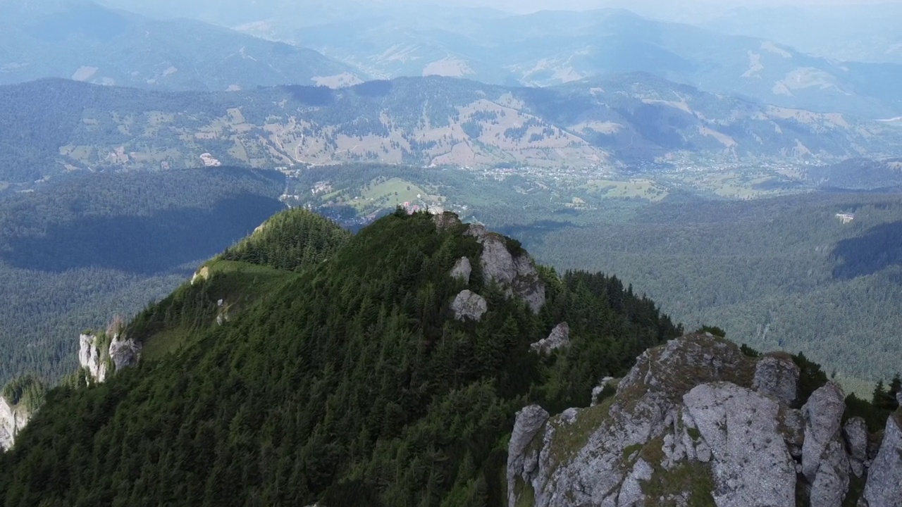 鸟瞰罗马尼亚的绿色岩石山脉视频素材