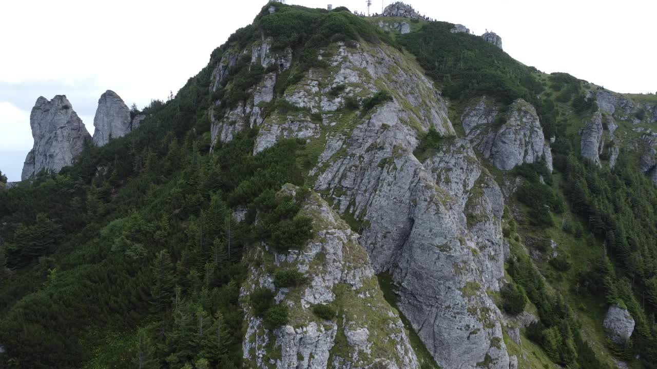 鸟瞰罗马尼亚的绿色岩石山脉视频素材