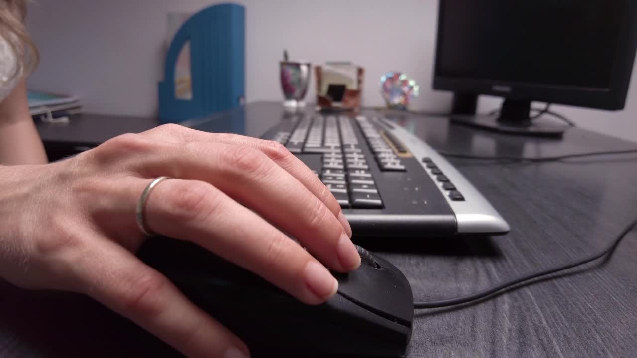 特写在办公室与黑老鼠一起工作的女人的手视频下载