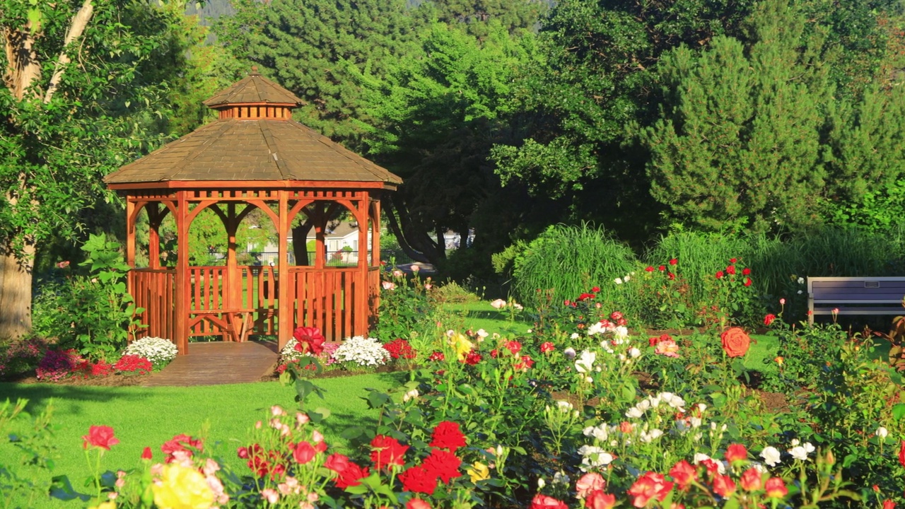 不列颠哥伦比亚省彭蒂克顿的雪松凉亭玫瑰花园公园视频素材