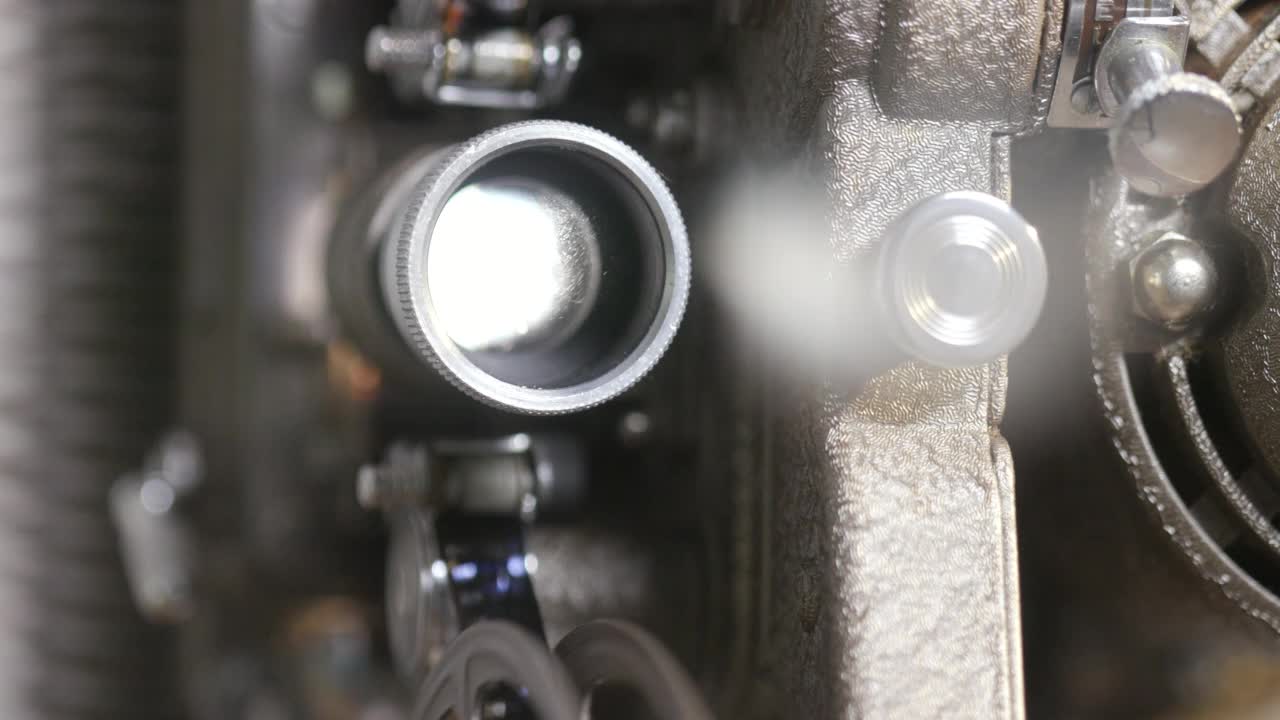 微距镜头为一个老式的8毫米放映机视频素材
