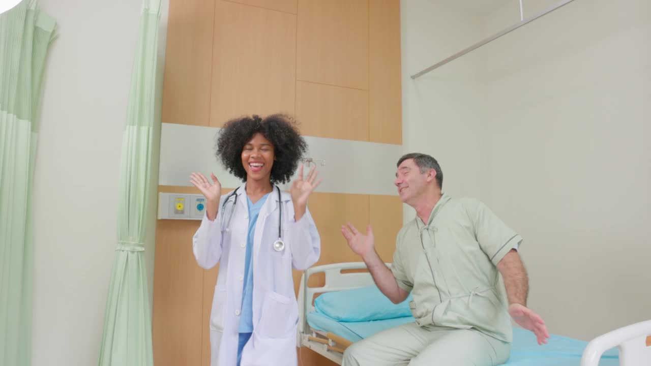 在医院里，医生和病人一起跳舞。医生除了治疗疾病，还鼓励病人跳舞，使他们高兴。视频素材