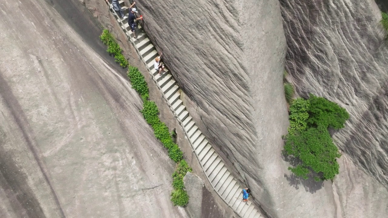 鸟瞰图狭窄和陡峭的人行道在山天柱，安徽省，中国视频下载