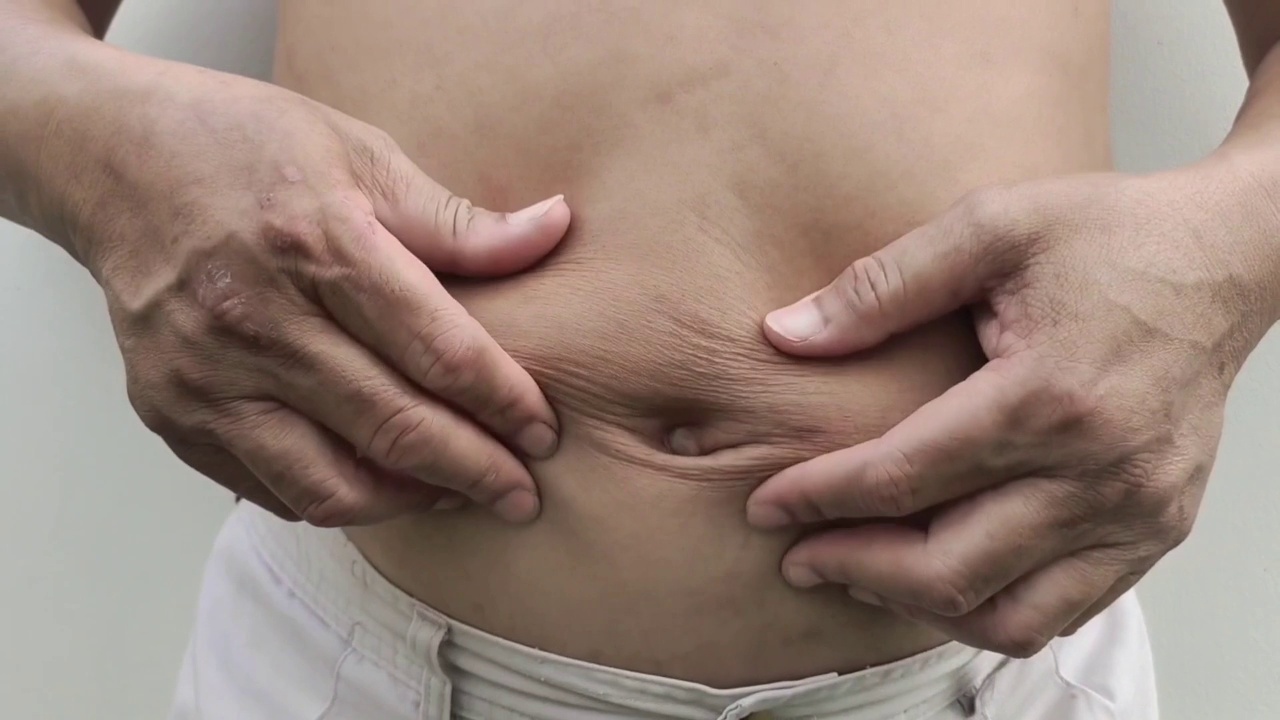 脂肪团脂肪在腰部，胖乎乎的和脂肪在腹部的男性。视频素材