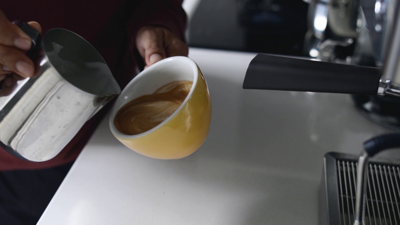 咖啡师制作拉花艺术视频素材