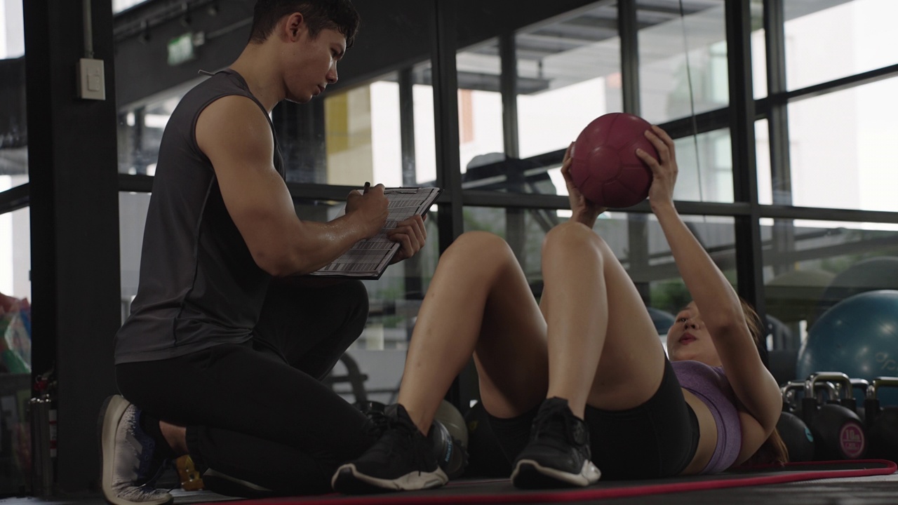 亚洲女运动员用球练习肌肉。视频下载