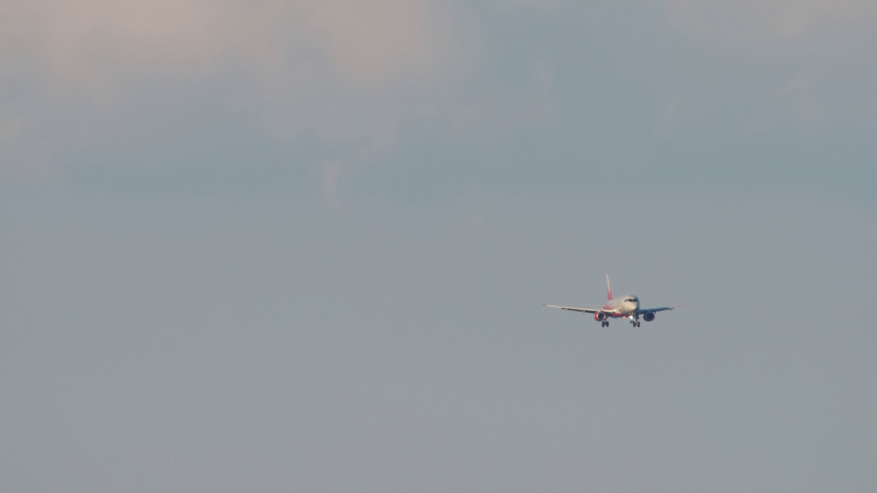 飞机在空中的长镜头视频素材