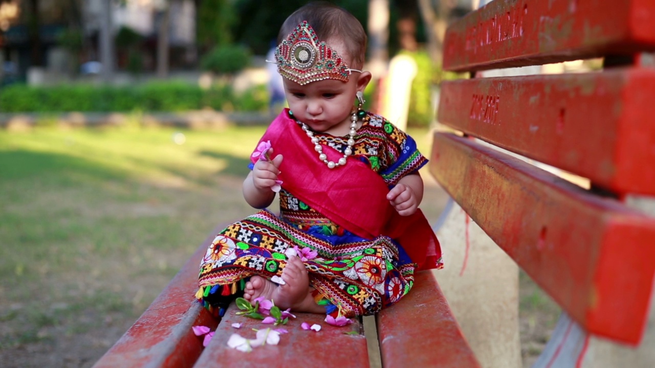 简玛什塔米节上穿着拉达服装的可爱女孩视频素材