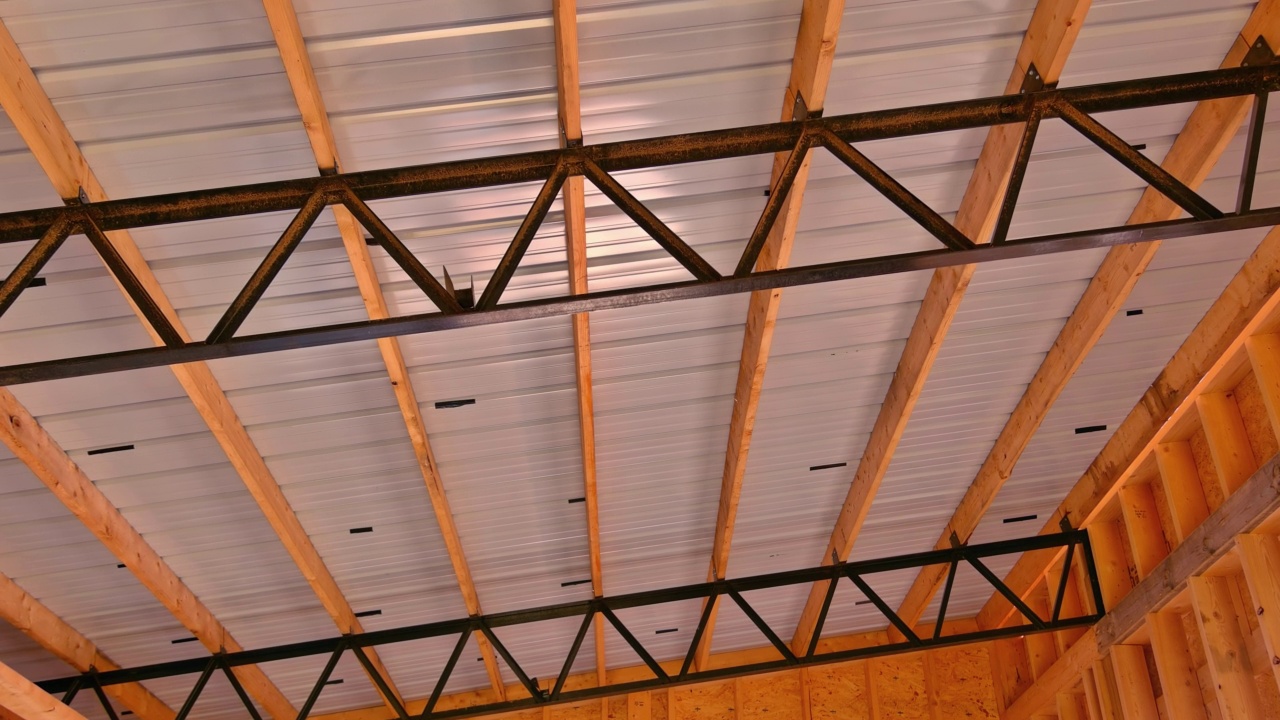 通常可以在金属框架结构的仓库屋顶上找到覆盖金属板的屋顶视频下载