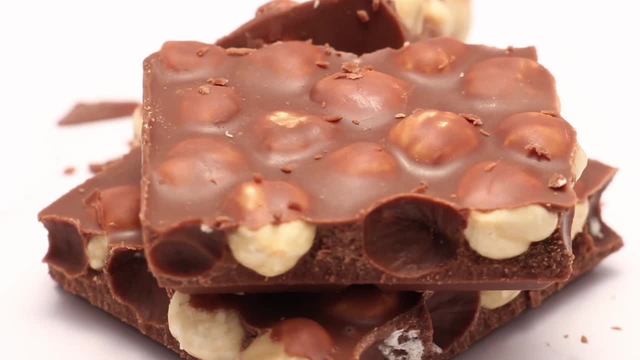 白色背景的牛奶巧克力块视频素材