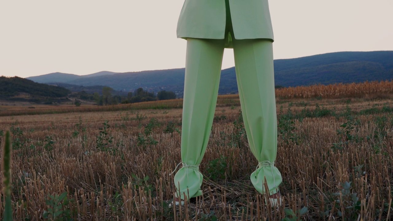 时尚的女人穿着薄荷绿色的套装在大自然中视频下载