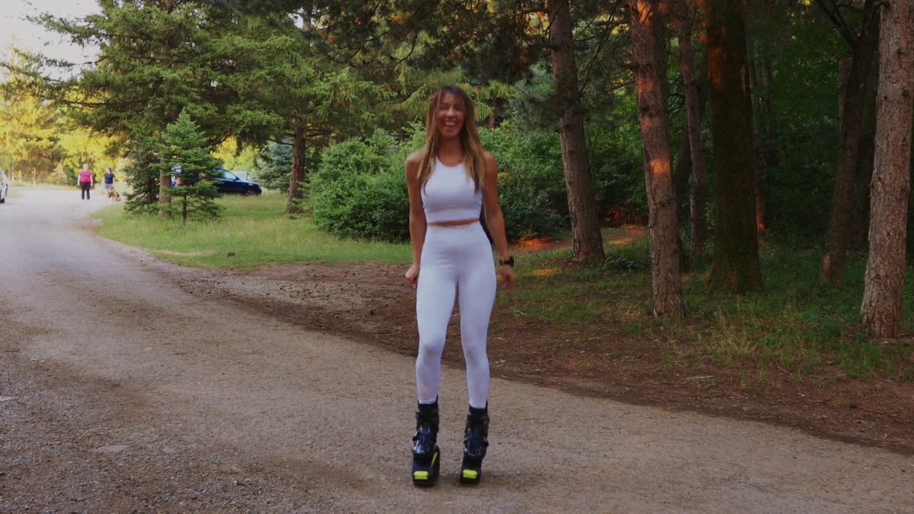 一位女士穿着跳鞋在城市公园里锻炼视频下载