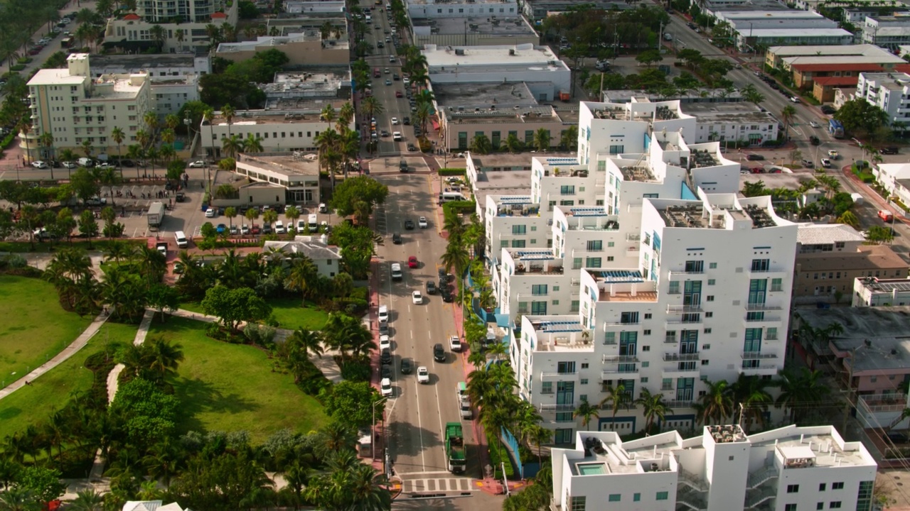 无人机俯瞰佛罗里达州迈阿密海滩柯林斯大街上的交通视频素材