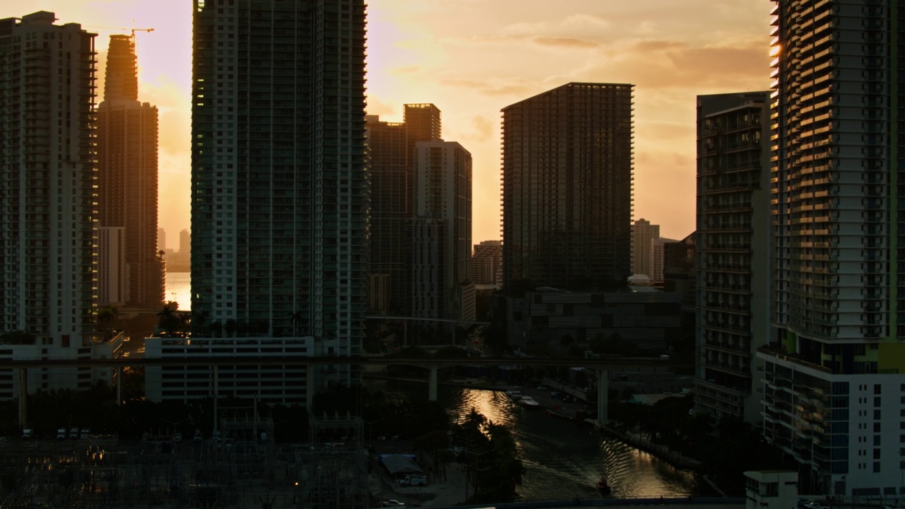 从空中拍摄的冉冉升起的太阳穿过迈阿密的公寓大厦视频素材
