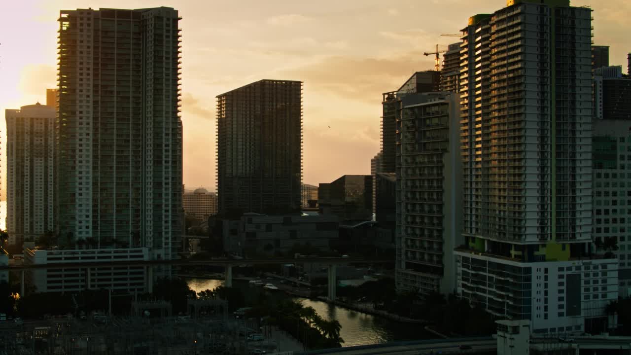 日出时阳光透过迈阿密摩天大楼的鸟瞰图视频素材