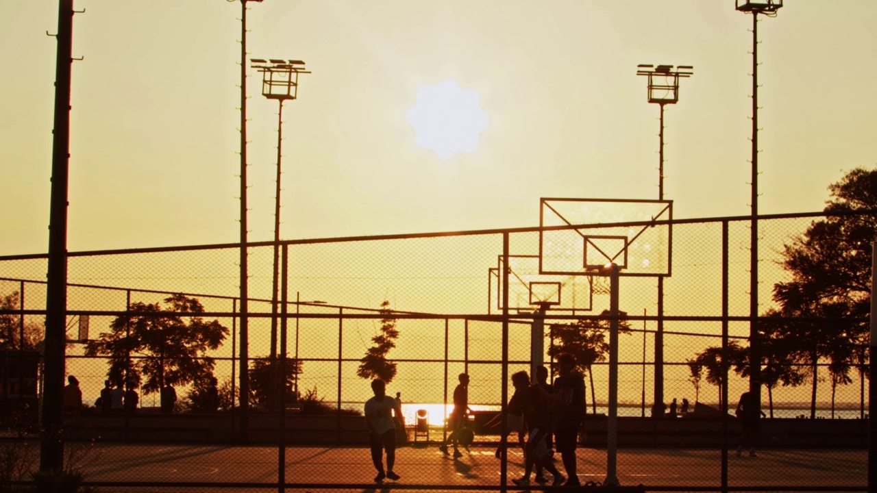 人们在户外网球场打篮球视频素材