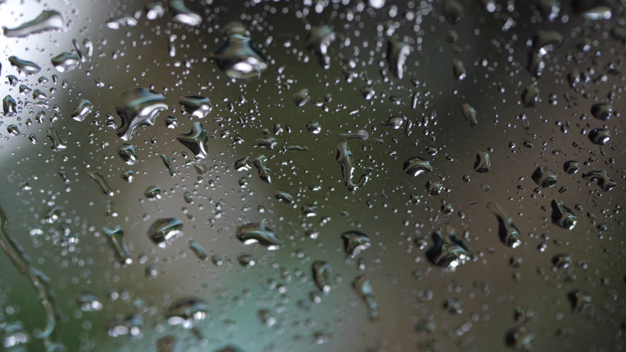 雨滴落在窗户上视频素材