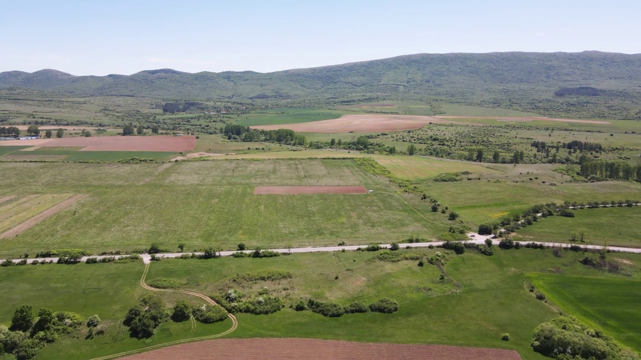 鸟瞰保加利亚哥德赫镇附近的农村土地视频素材