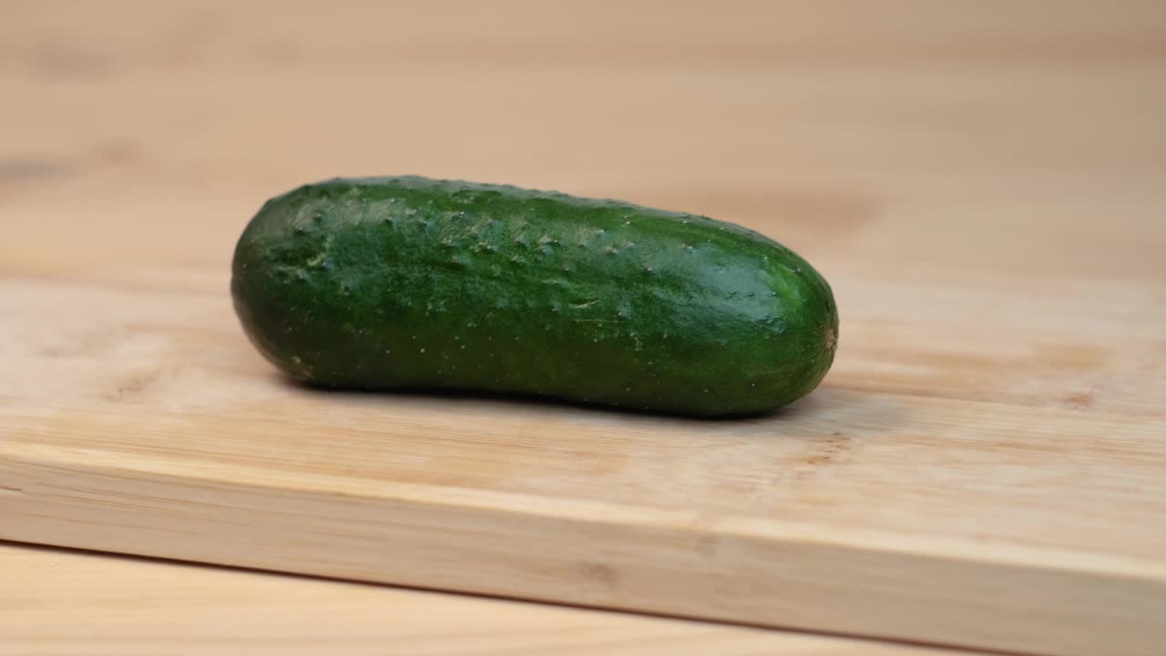 绿色黄瓜在定格运动切片视频下载