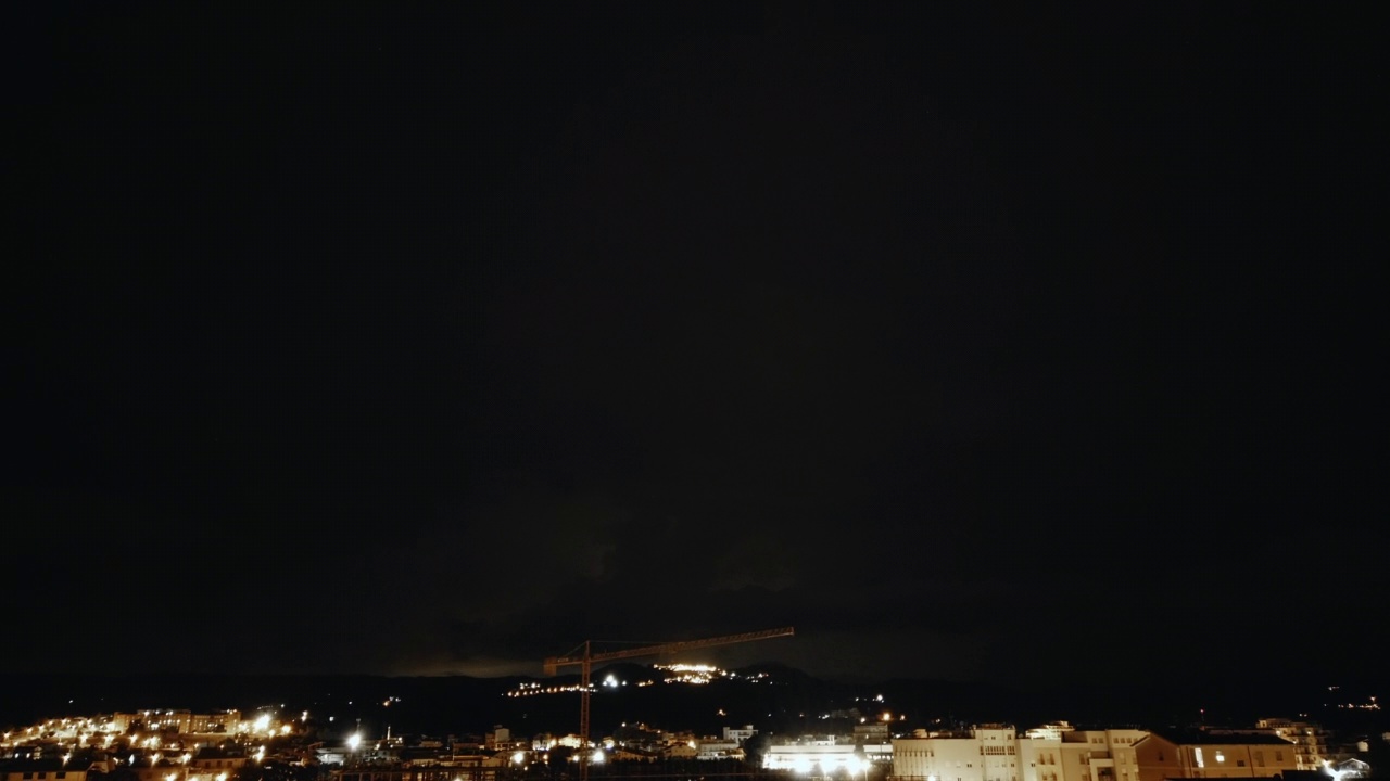 时间流逝，闪电在夜晚的城市上空视频素材