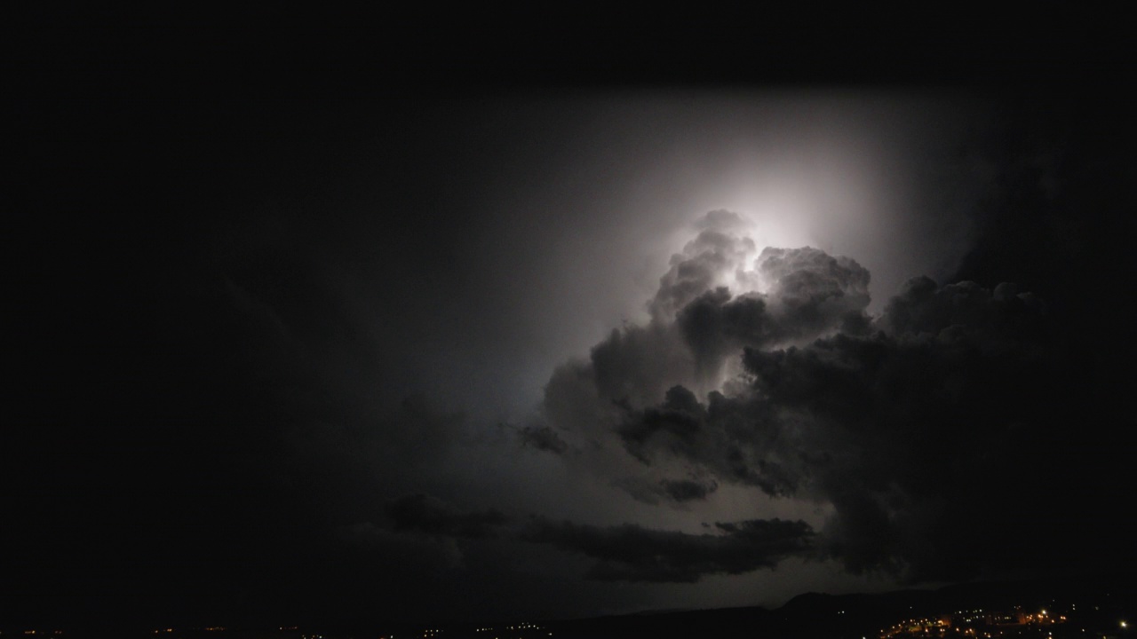 意大利夜空中的闪电全景图视频素材
