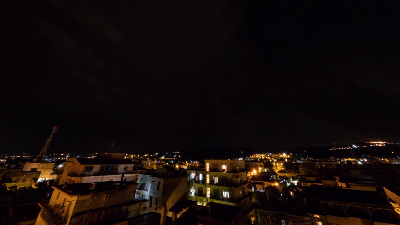 时间流逝，闪电在城市夜晚的天空视频素材