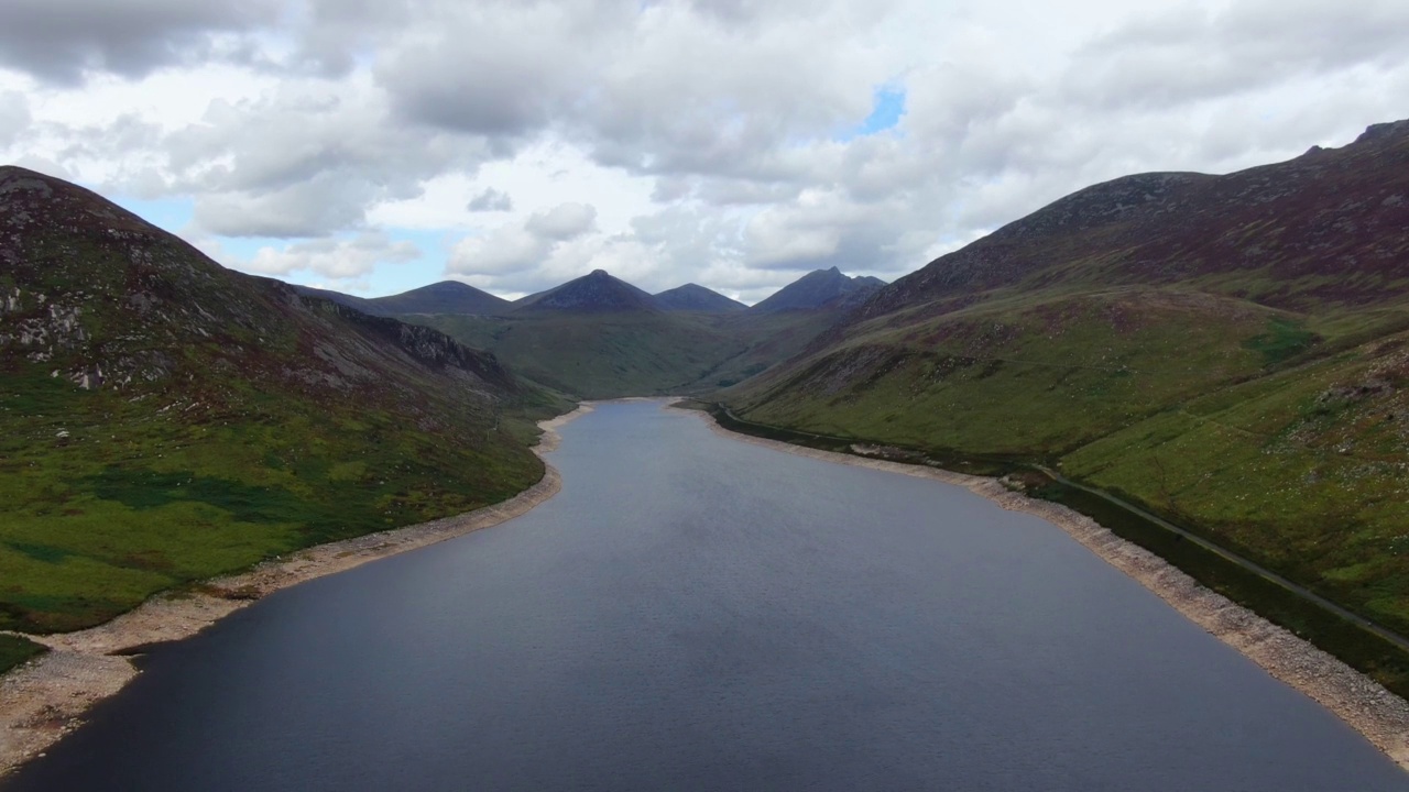 北爱尔兰基尔基尔附近的莫恩山脉的寂静山谷水库。鸟瞰图视频素材
