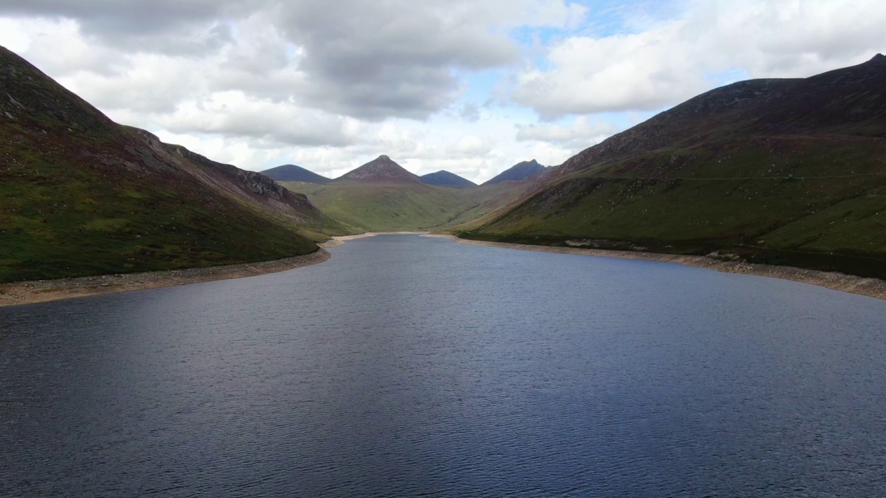 北爱尔兰基尔基尔附近的莫恩山脉的寂静山谷水库。鸟瞰图视频素材