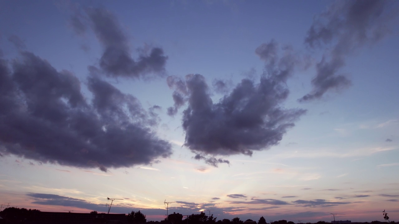 美丽的天空与五颜六色的云在日落时间。无人机在英国英格兰市上空的高角度镜头视频素材