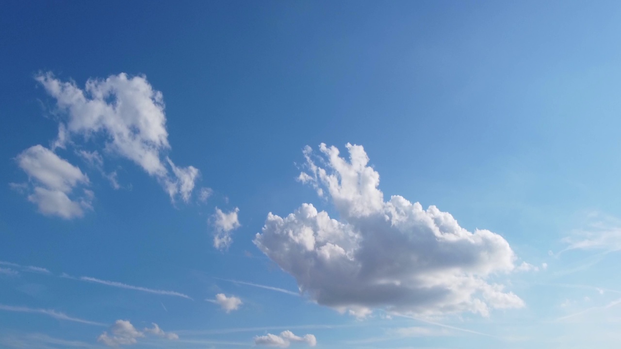 快速移动的戏剧性云在英国，无人机的高角度镜头和时间推移剪辑视频素材