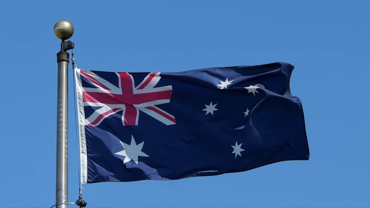 在一个阳光明媚的日子里，澳大利亚国旗飘扬的慢镜头视频下载