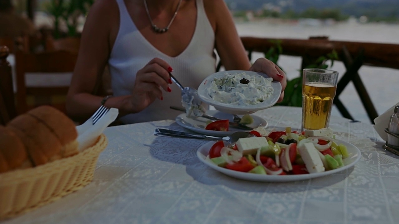 年轻女子在海边餐厅吃着酸奶沙拉视频素材