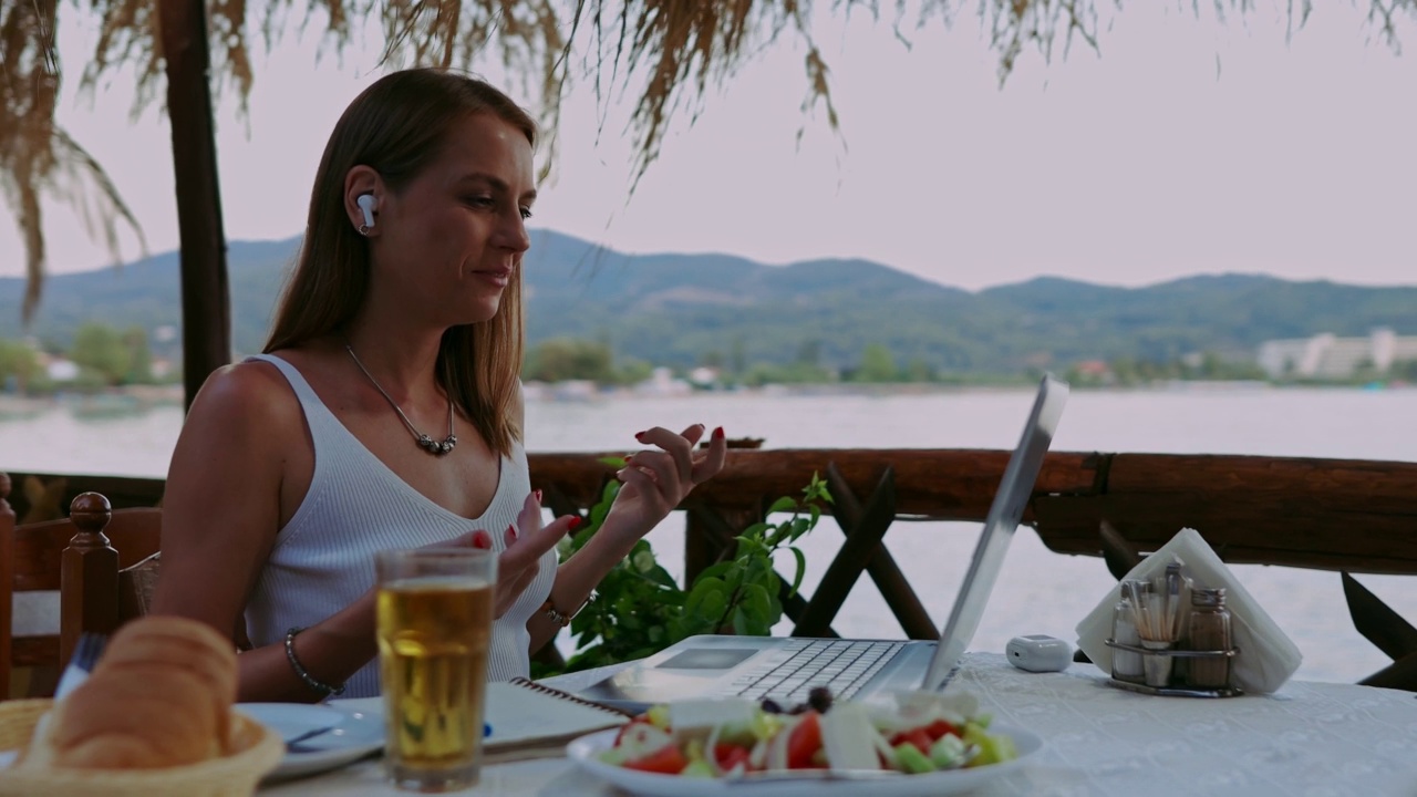 有个女人在海边餐厅打视频电话视频下载
